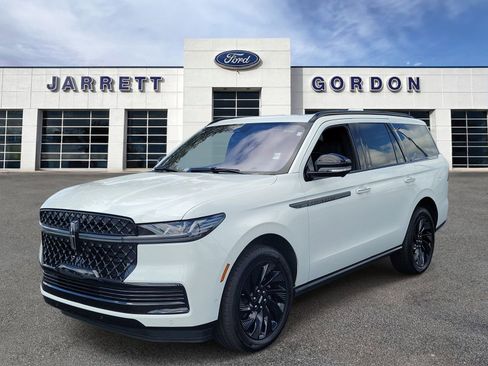 Used 2025 Lincoln Navigator Reserve w/ Jet Appearance Package AWD/4WD image 2