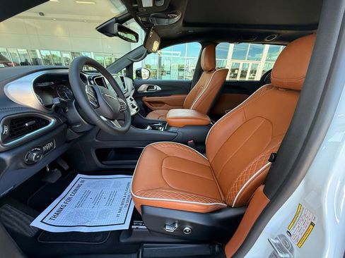 New 2026 Chrysler Pacifica Pinnacle image 9
