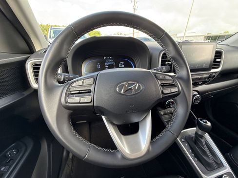 Used 2025 Hyundai Venue SEL FWD image 13