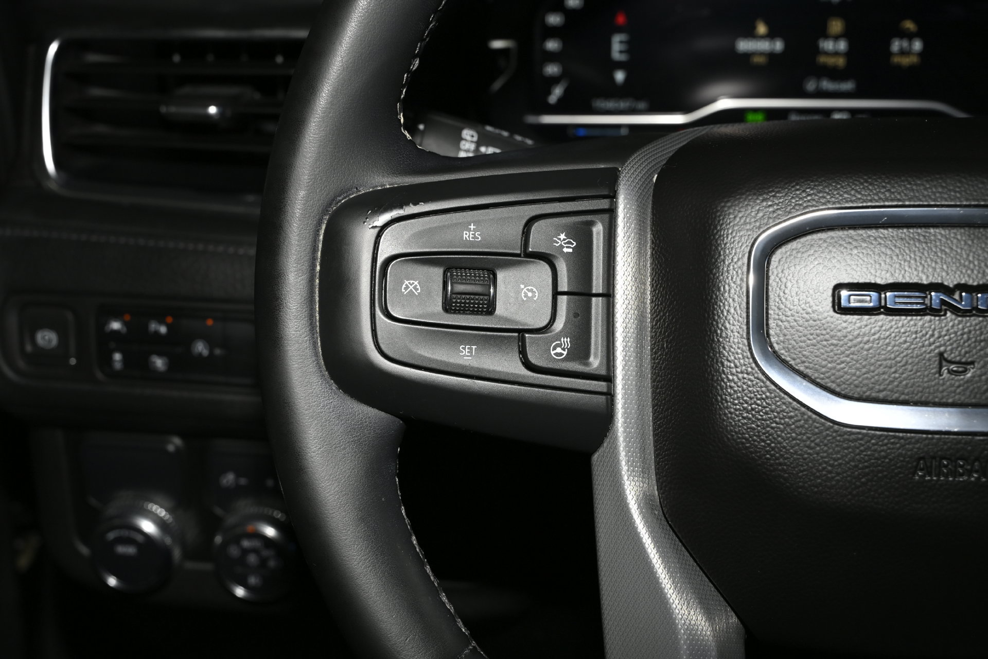Used 2023 GMC Yukon XL Denali RWD image 38
