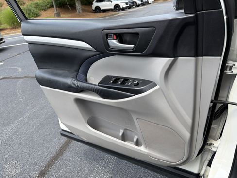 Used 2015 Toyota Highlander XLE FWD image 14
