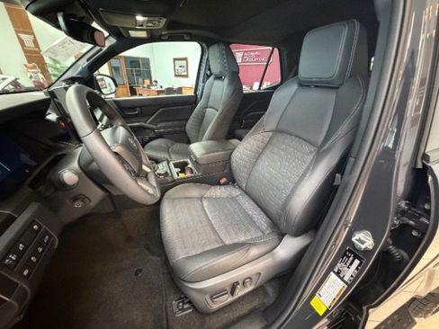 Used 2025 Toyota 4Runner TRD Off-Road Premium AWD/4WD image 9