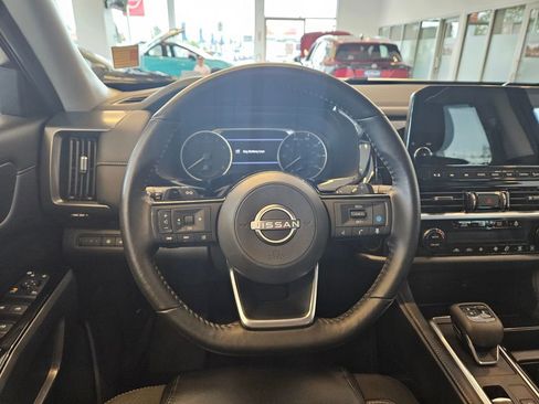 Used 2023 Nissan Pathfinder SL AWD/4WD image 17