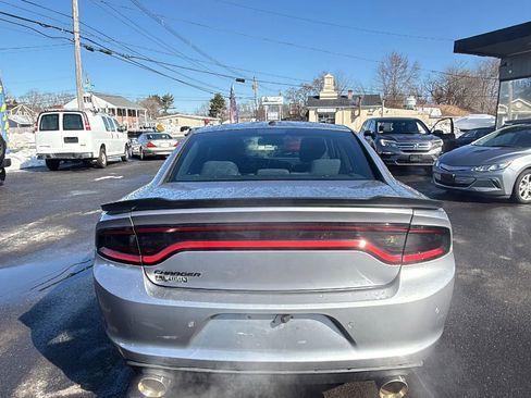 Used 2017 Dodge Charger SE w/ Blacktop Package image 8
