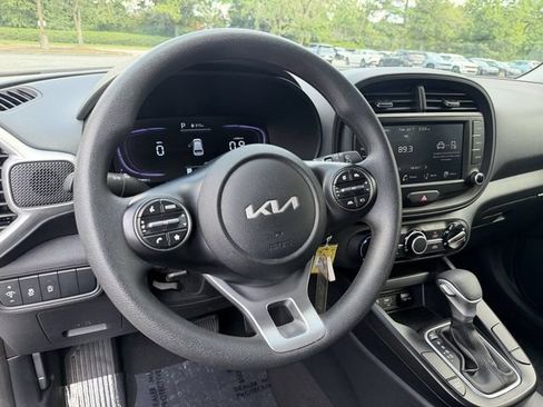 Used 2025 Kia Soul LX w/ LX Technology Package FWD image 14