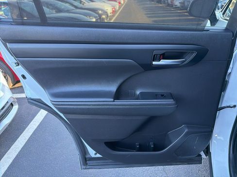 Used 2023 Toyota Highlander XLE image 19