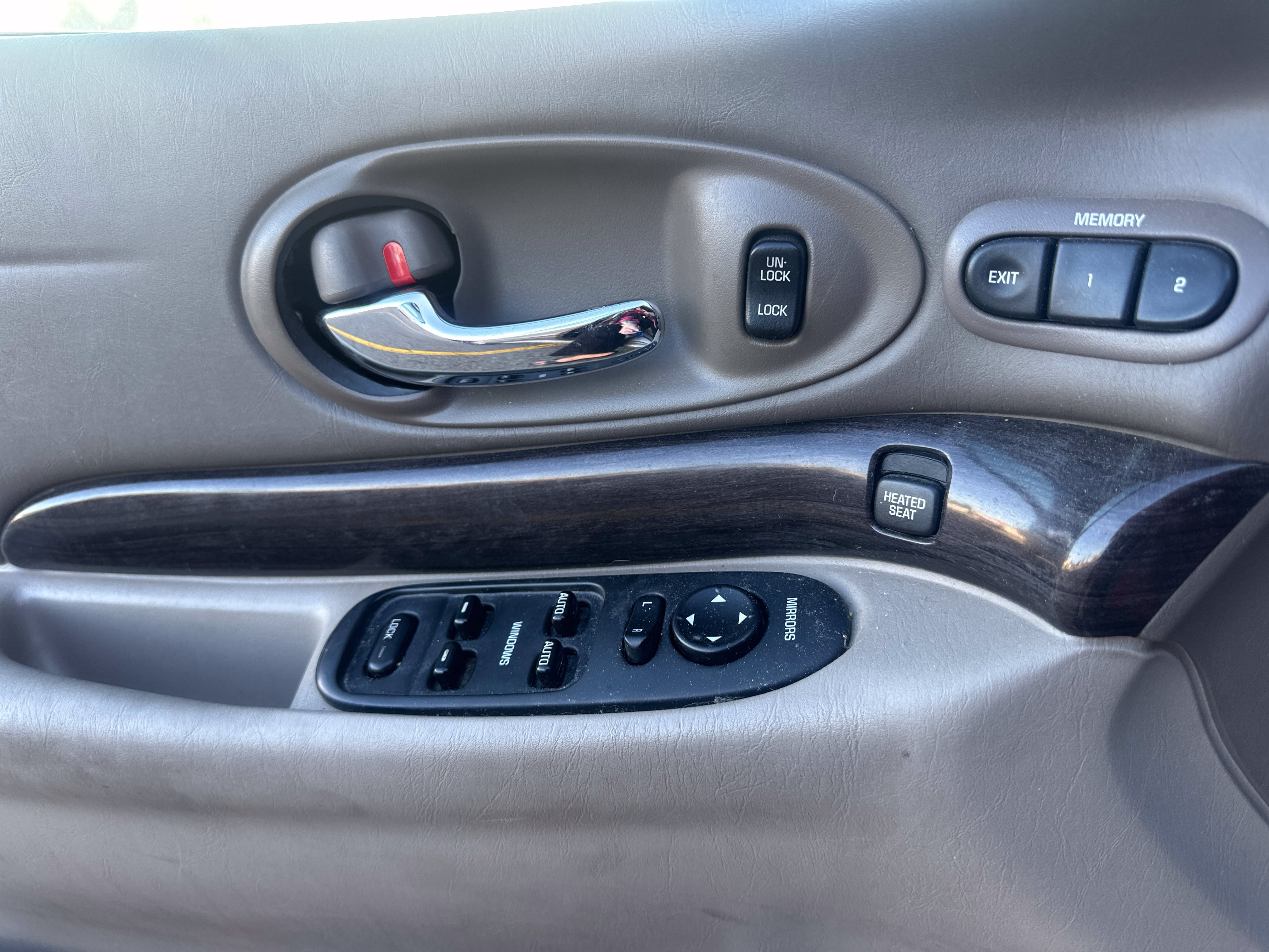Used 2003 Buick Le Sabre Limited w/ Celebration Edition Package FWD image 2