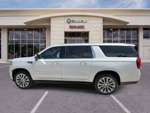 Used 2022 GMC Yukon XL Denali w/ Denali Premium Package AWD/4WD image 9