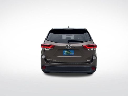 Used 2019 Toyota Highlander XLE FWD image 7