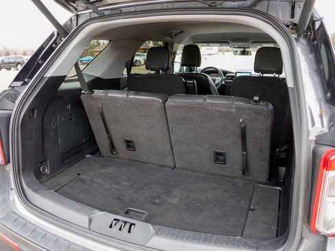 Used 2022 Ford Explorer XLT w/ Equipment Group 202A AWD/4WD image 15