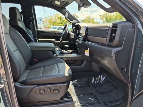 Used 2025 Chevrolet Silverado 1500 ZR2 w/ Technology Package AWD/4WD image 30