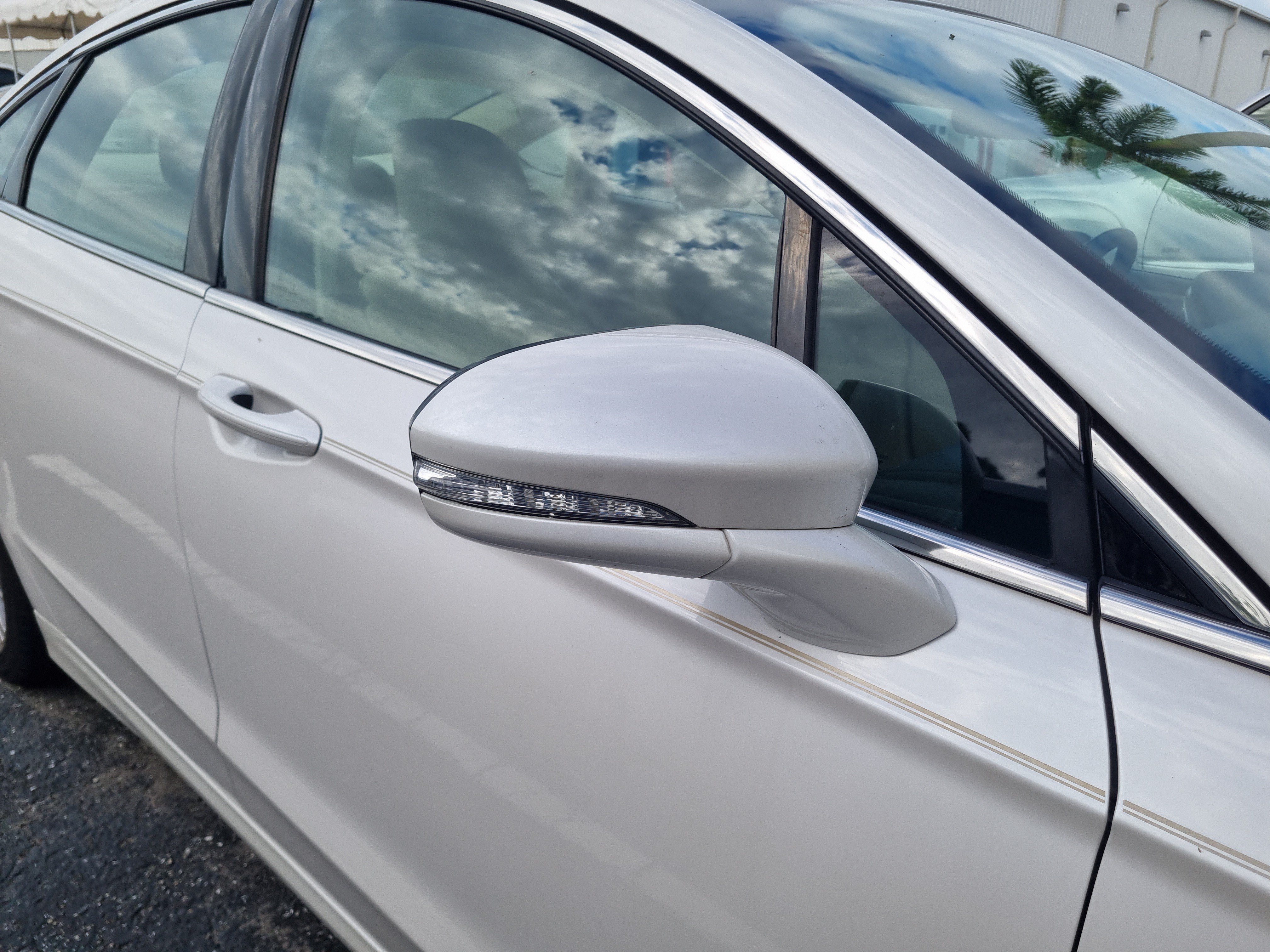 Used 2014 Ford Fusion SE w/ Equipment Group 202A FWD image 4