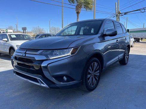 Used 2019 Mitsubishi Outlander SE image 2