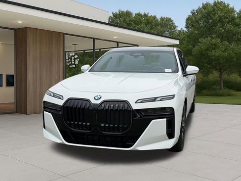 Used 2025 BMW 760i xDrive w/ Premium Package image 3