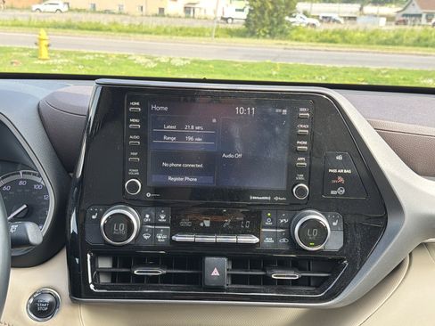Used 2022 Toyota Highlander XLE AWD/4WD image 19