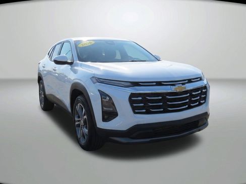 New 2026 Chevrolet Equinox LT w/ Convenience Package II FWD image 3