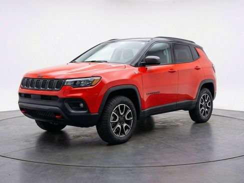 Used 2025 Jeep Compass Trailhawk AWD/4WD image 3
