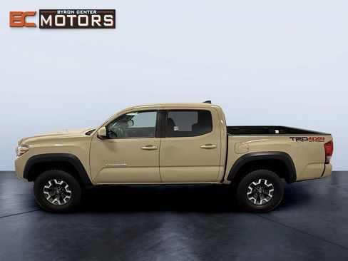 Used 2017 Toyota Tacoma TRD Off-Road image 3