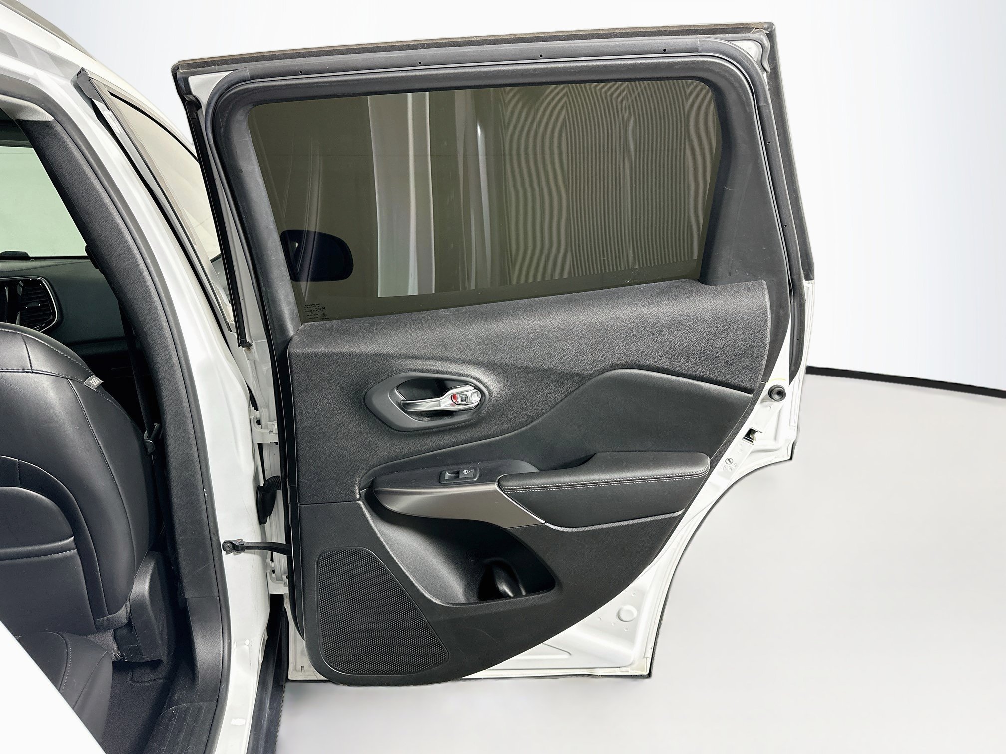 Used 2019 Jeep Cherokee Limited FWD image 29