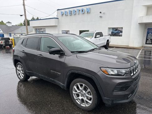 Used 2022 Jeep Compass Latitude w/ Sun and Sound Group AWD/4WD image 2