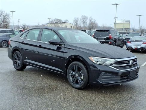 Used 2023 Volkswagen Jetta SE w/ Panoramic Sunroof Package image 2