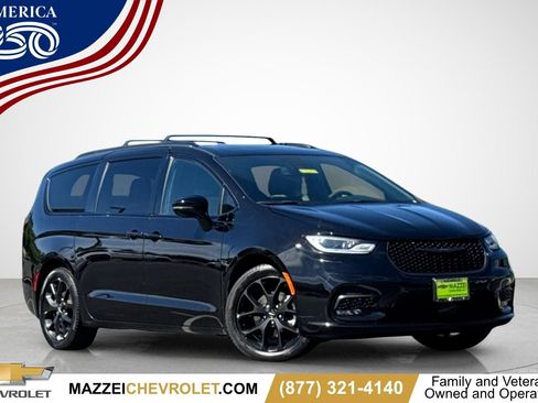 Used 2025 Chrysler Pacifica Limited FWD image 1