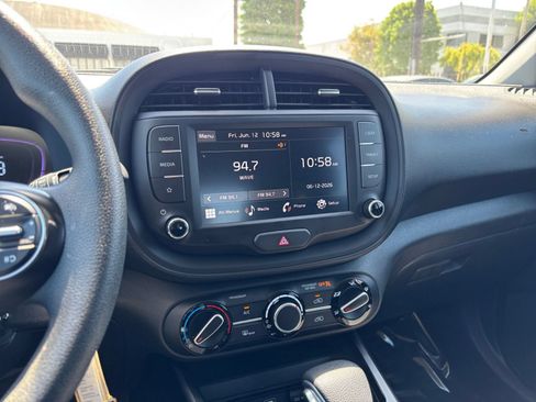 Used 2025 Kia Soul LX w/ LX Technology Package FWD image 17