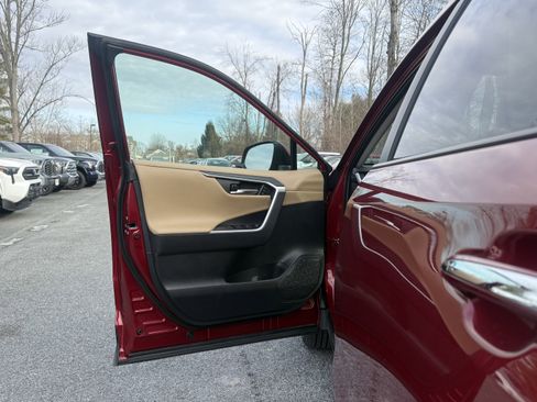 Used 2022 Toyota RAV4 Limited image 27
