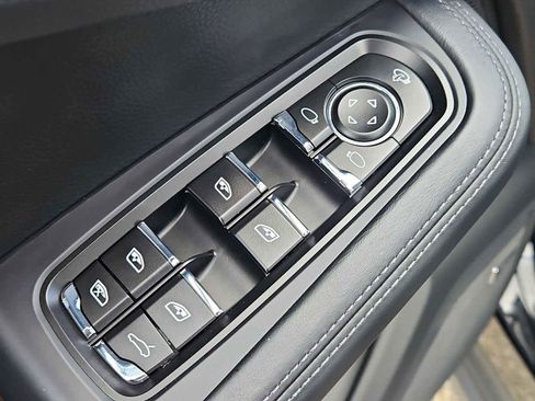 Certified 2025 Porsche Macan Turbo image 12