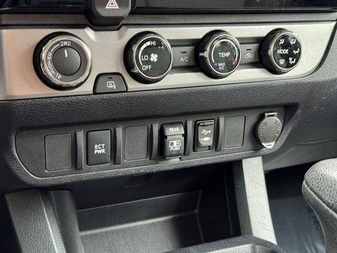 Certified 2018 Toyota Tacoma SR5 AWD/4WD image 13