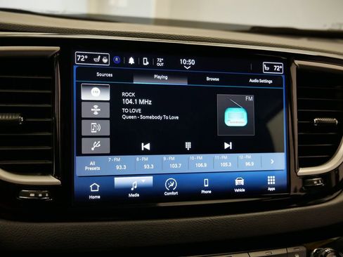 Used 2024 Chrysler Pacifica Touring-L image 32