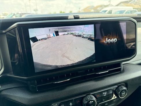 Used 2024 Jeep Wrangler Unlimited AWD/4WD image 17