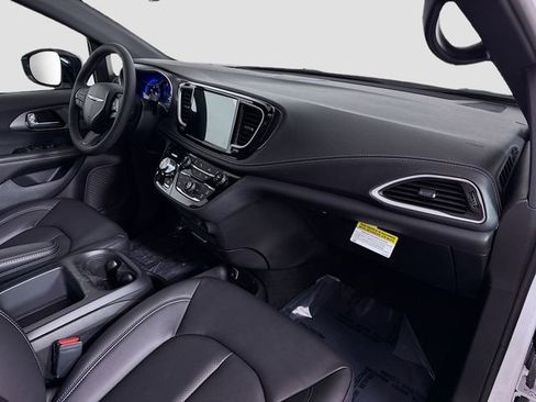 New 2026 Chrysler Pacifica Select w/ S Appearance Package image 29