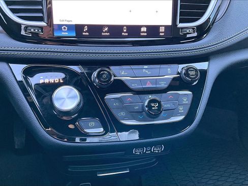 Used 2025 Chrysler Pacifica Select image 14