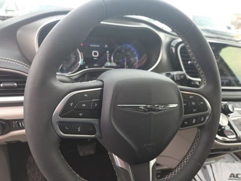 Used 2023 Chrysler Pacifica Touring-L image 33