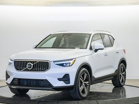 Certified 2025 Volvo XC40 B5 Core image 1