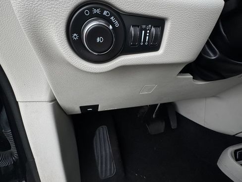 Used 2023 Chrysler Pacifica Touring-L FWD image 36