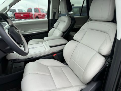 Used 2025 Lincoln Navigator Reserve AWD/4WD image 7