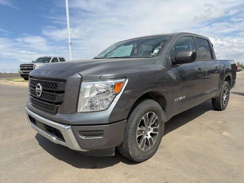 Used 2022 Nissan Titan SV RWD image 3