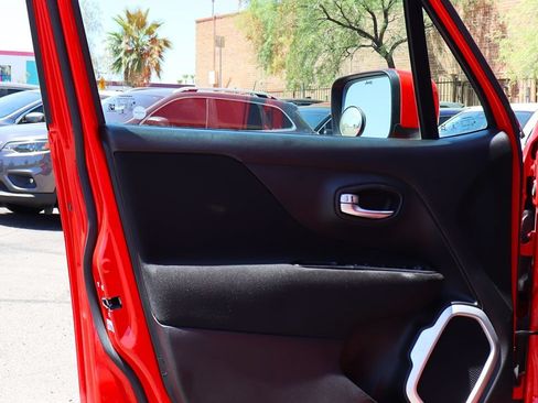 Used 2018 Jeep Renegade Latitude FWD image 36