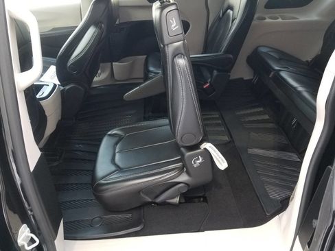 Certified 2024 Chrysler Pacifica Touring-L w/ Road Tripper Package image 17