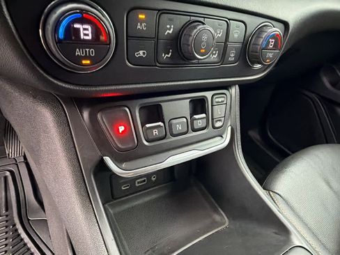 Used 2020 GMC Terrain SLT image 13