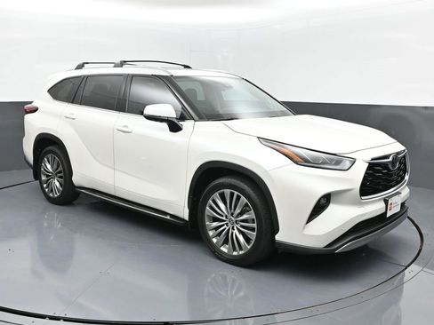 Certified 2021 Toyota Highlander Platinum image 2