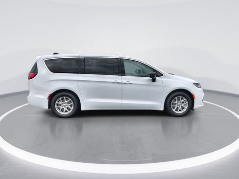 Used 2024 Chrysler Pacifica Touring-L FWD image 9