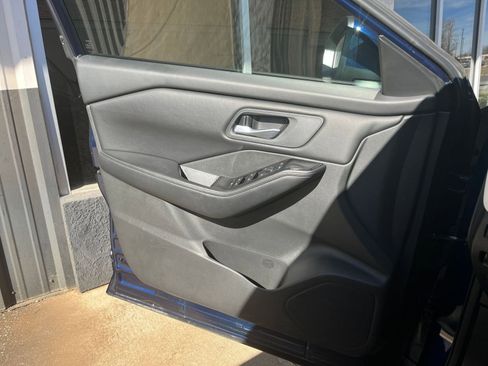 Used 2025 Nissan Rogue SV image 18