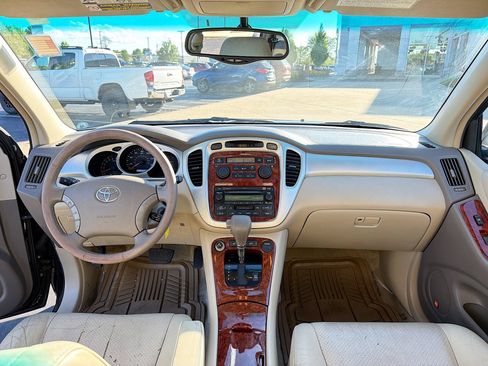 Used 2005 Toyota Highlander 4WD V6 w/ 3rd Row image 3