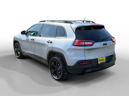 Used 2016 Jeep Cherokee Sport FWD image 3
