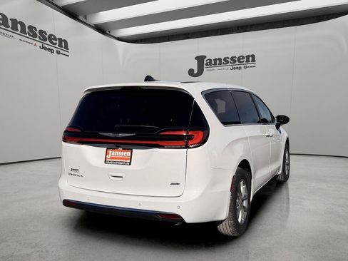 New 2026 Chrysler Pacifica Select image 3
