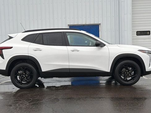 New 2026 Chevrolet Trax LT w/ Midnight Edition image 3