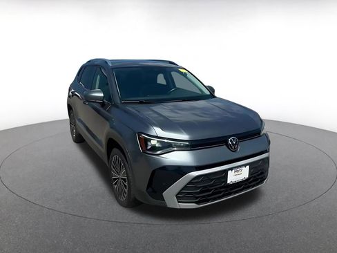 Used 2025 Volkswagen Taos SE FWD image 3